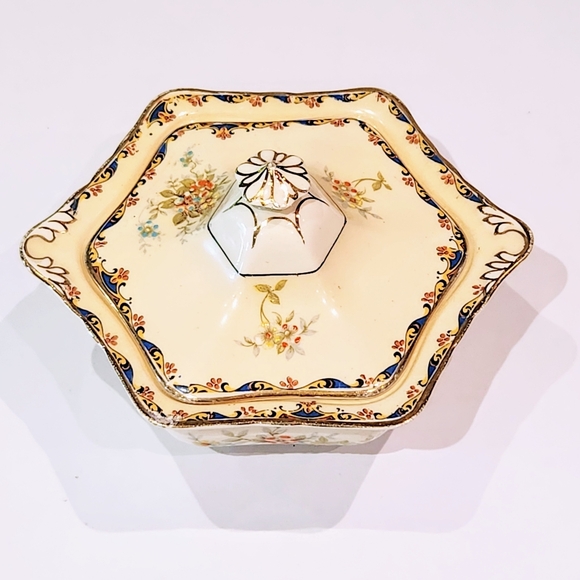 Antique Royal Winton creamer and sugar dish with lid. - Picture 4 of 11